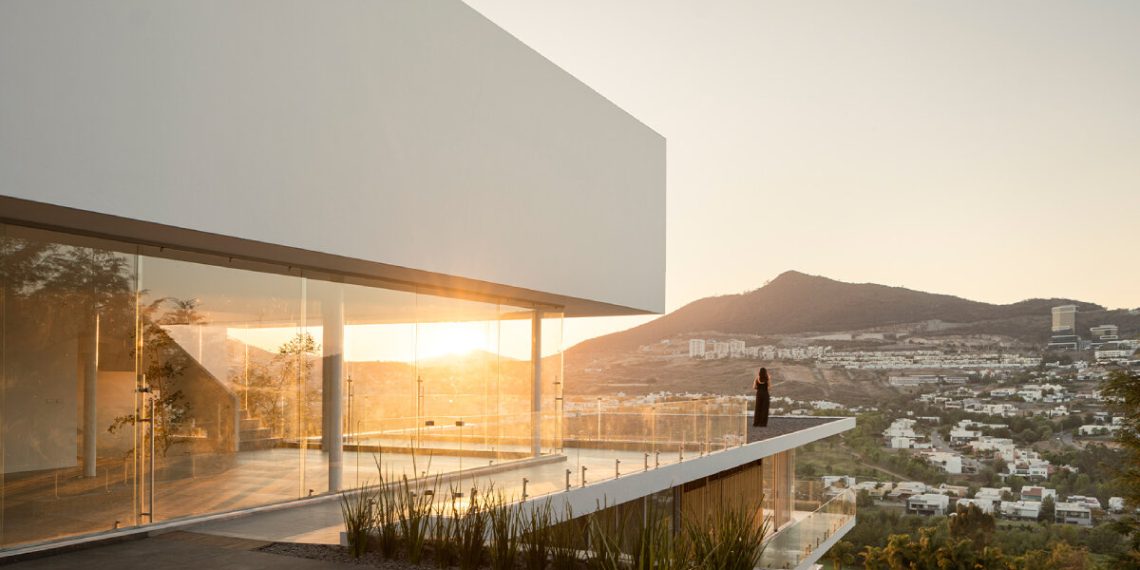 Jaime Juáz on the steps degree, with the golf course in Mexico