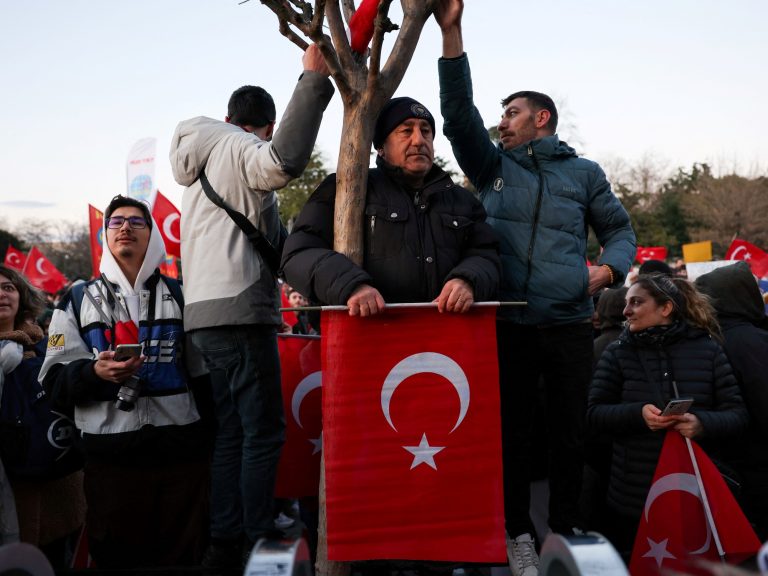 They arrested Istanbul’s chairman, President Erdogan’s major opponent, and college students protest on the highway