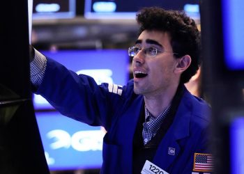 Inventory Alternate Market: Dow slides like United -Sinks, Nasdaq Wave as technological promoting – Yahoo Finance