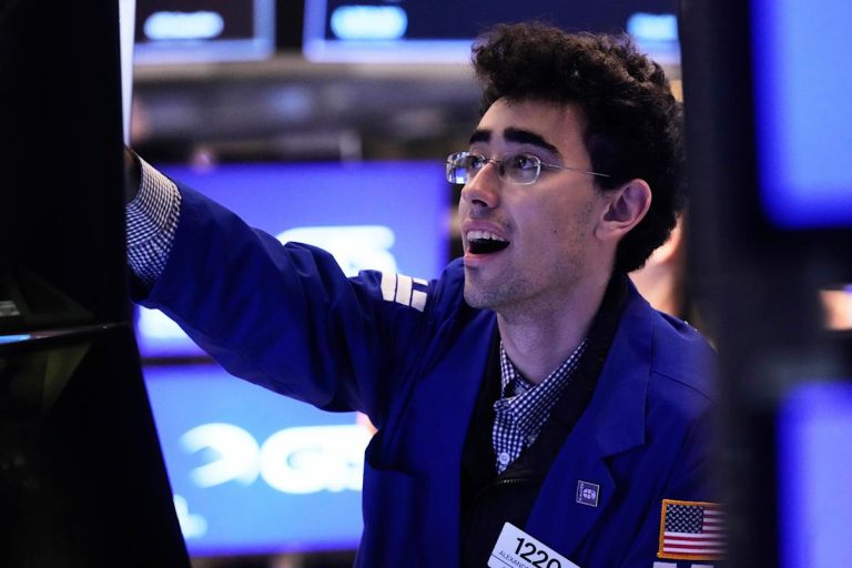 Inventory Alternate Market: Dow slides like United -Sinks, Nasdaq Wave as technological promoting – Yahoo Finance