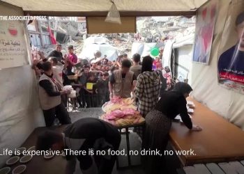 Charity distributes meals to war-weary Palestinians in northern Gaza