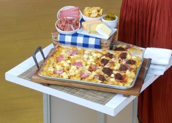 Video Tips on how to make Charcuterie Nachos: TikTok's newest meals pattern – ABC Information