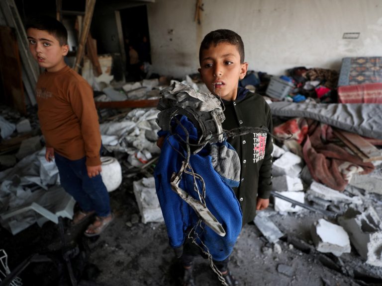 Israel extends its offensive in southern Gaza, the place “giant areas are annexed”.