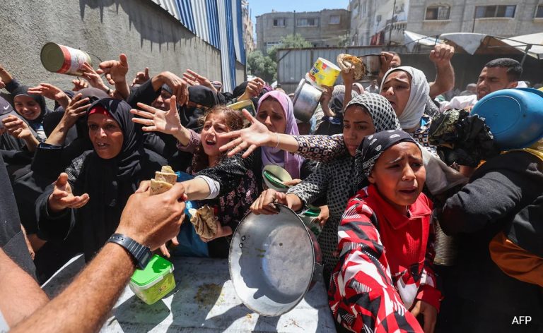 Gazans Scramble For Meals, Run To Group Kitchens
