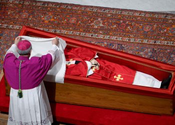 Desk for portray, how was the closing of Pope Francis’s casket