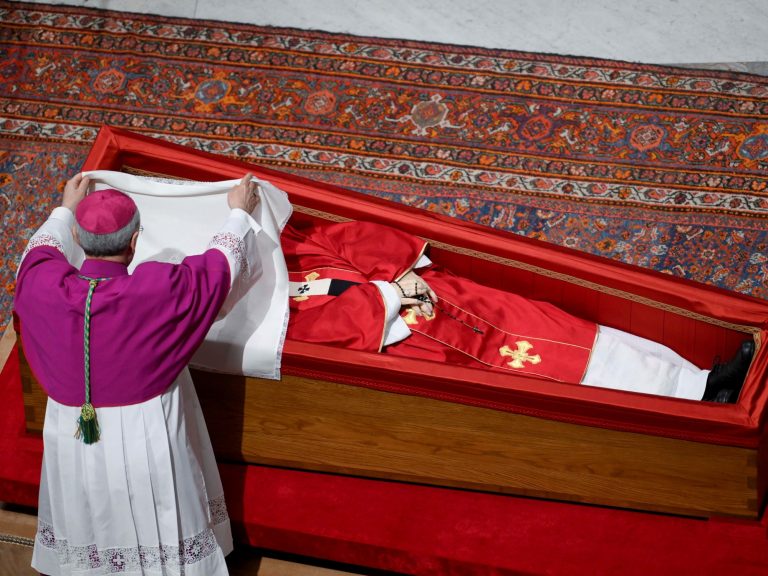 Desk for portray, how was the closing of Pope Francis’s casket