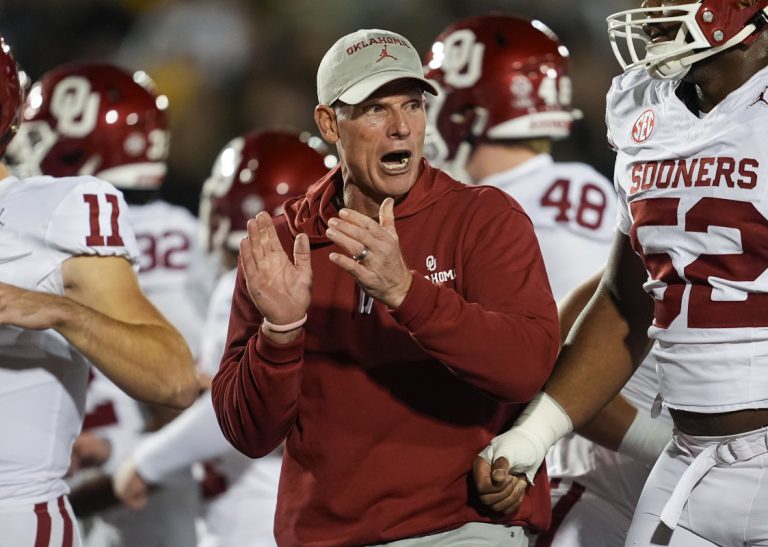 Brent Venables and Sooners refers to information about Quarterback