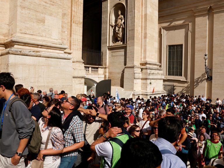 Between anecdotes and reminiscences, quite a lot of loyal cups of San Pedro to say goodbye to Pope Francis