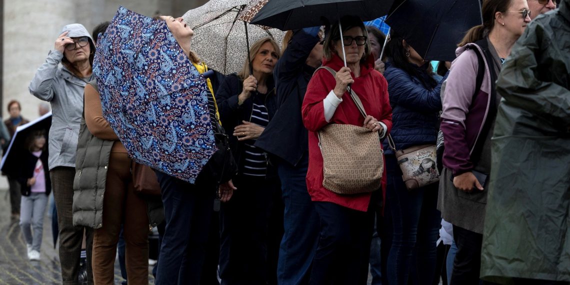The believer multiplies to enter the basilica of San Pedro, and his physician reveals new particulars about his well being