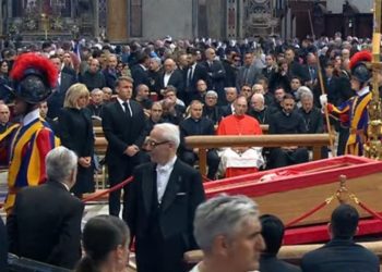 Emmanuel Macron tends to the Pope’s physique and unleashes controversy within the secular France