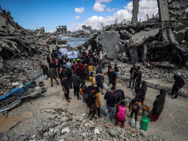 Israel drives bombings once more and guarantees to develop its offensive to a lot of the Gaza Strip