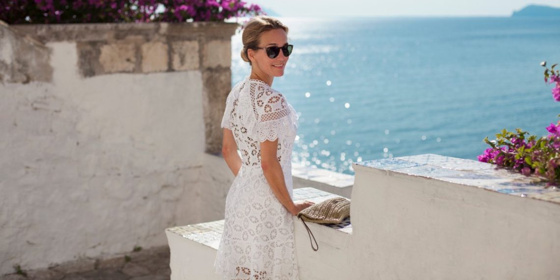 18 Wealthy Mother Spring Attire to Channel European Getaway Fashion
