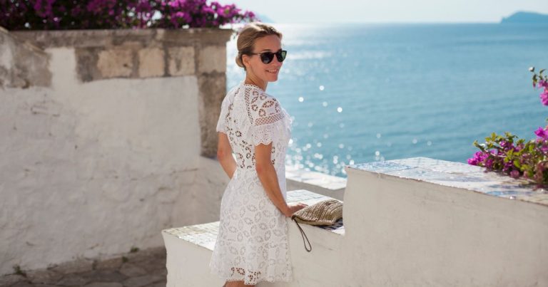 18 Wealthy Mother Spring Attire to Channel European Getaway Fashion
