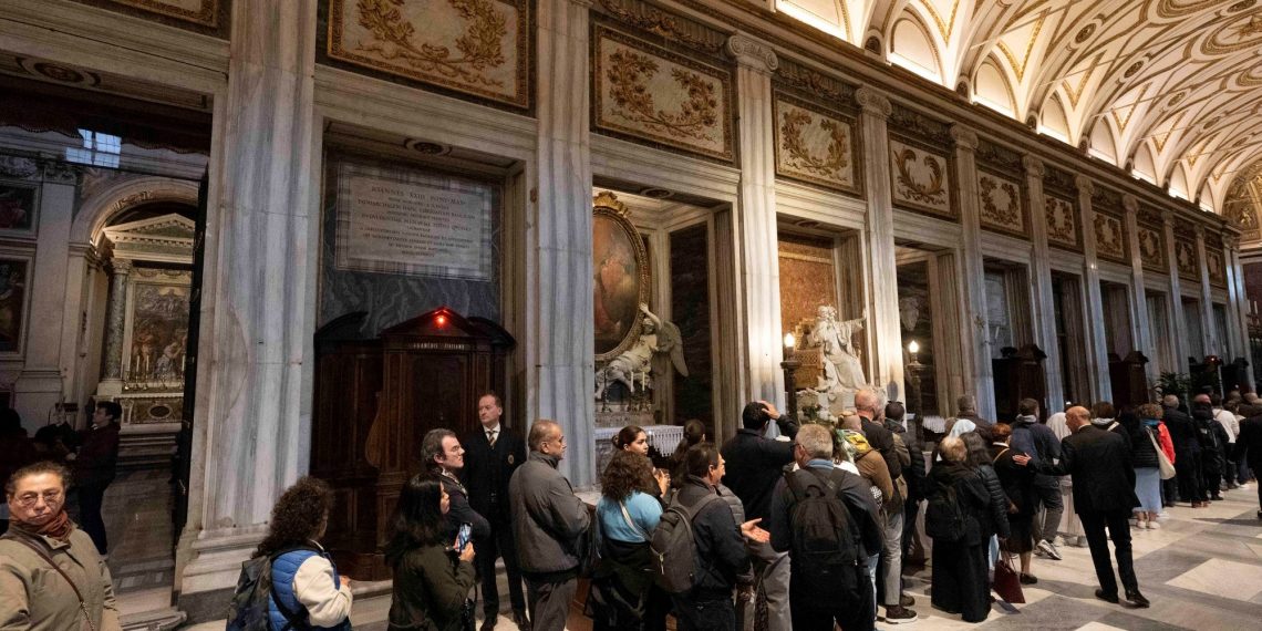 Greater than 20,000 believers already visited the grave of the Argentine Pope on Sunday, April 27th
