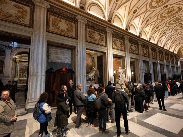 Greater than 20,000 believers already visited the grave of the Argentine Pope on Sunday, April 27th