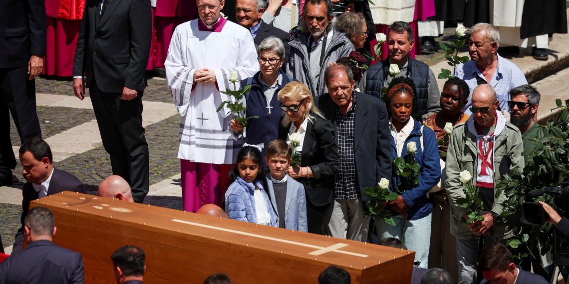Who took the physique of Pope Francis at Basilica Santa María left the mayor, the place he might be buried