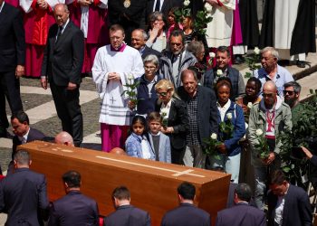 Who took the physique of Pope Francis at Basilica Santa María left the mayor, the place he might be buried