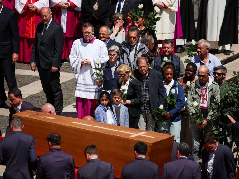 Who took the physique of Pope Francis at Basilica Santa María left the mayor, the place he might be buried