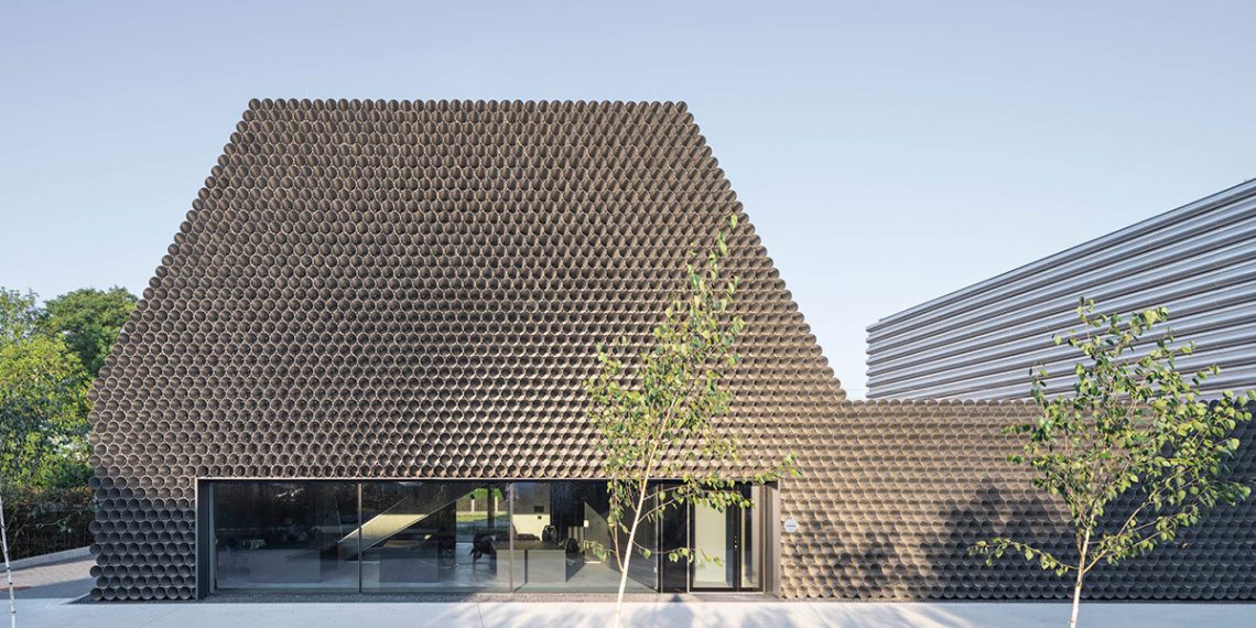 Kwk Promes’ gambit workplace mimics loads of industrial pipes