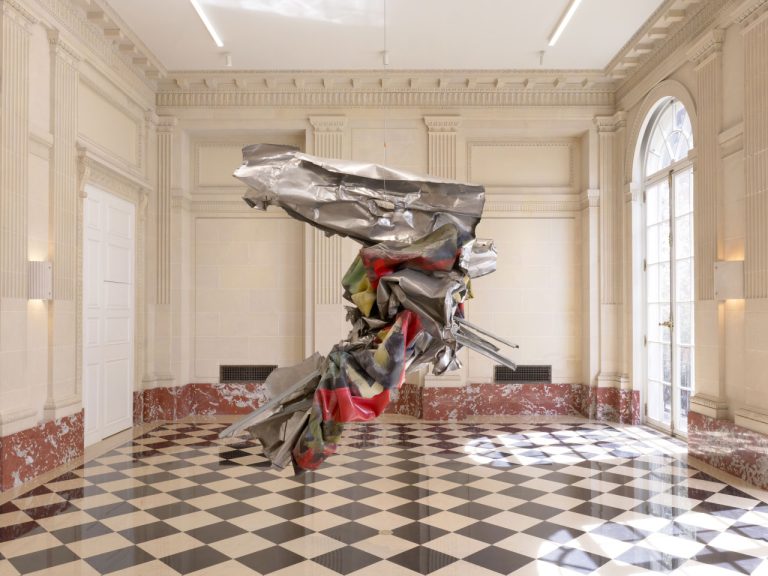 The epic exhibition of the 2 galleries of Kennedy Yanko of crushed metallic
