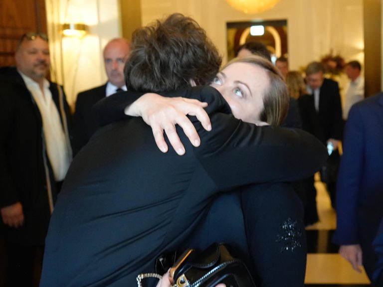 Mileis hug with Giorgia Meloni with Pope Francis’ funeral within the Vatican: reunification and personal lunch