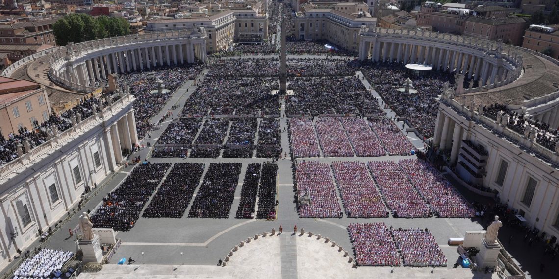 Tears, applause, emotion and ache in a historic funeral that mobilized 500,00zero souls within the streets of Rome