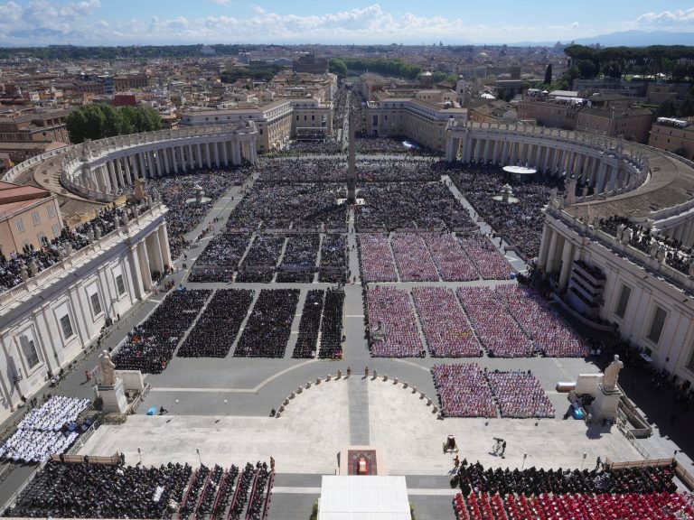 Tears, applause, emotion and ache in a historic funeral that mobilized 500,00zero souls within the streets of Rome