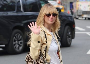 Jennifer Lawrence tries out the ballet coach pattern