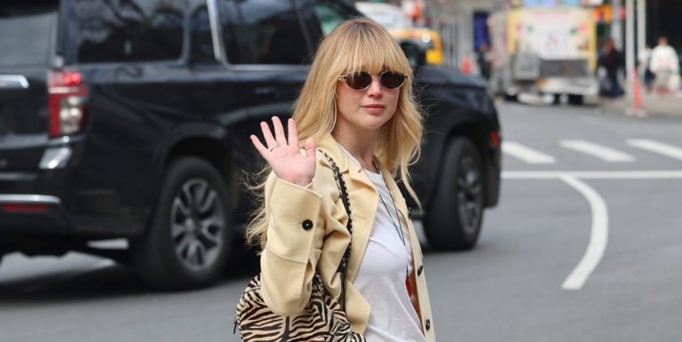 Jennifer Lawrence tries out the ballet coach pattern