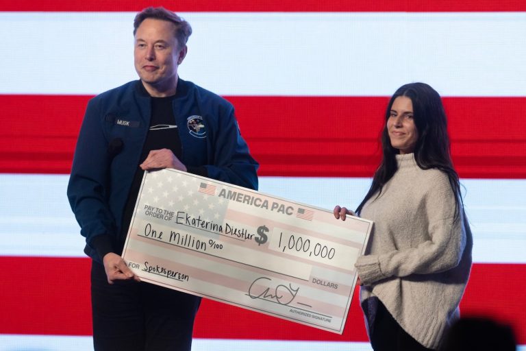 Microsoft has clung to the federal government of its merchandise with freebies. May Elon Musk’s stellar connection would do the identical?