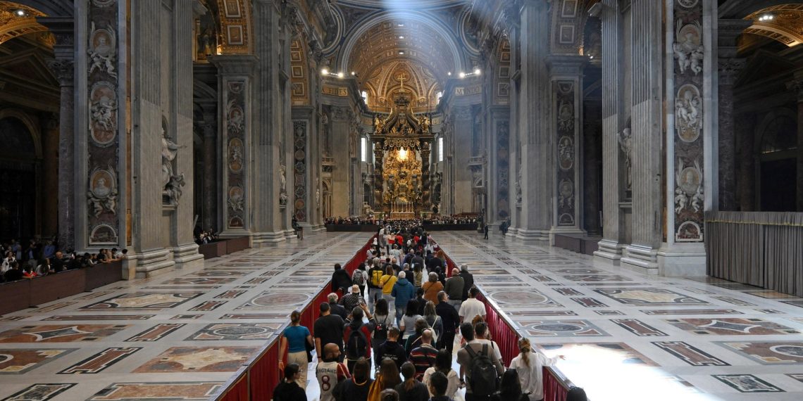 1000’s of believers are nonetheless ready to present Pope Francis for his funeral earlier than his funeral