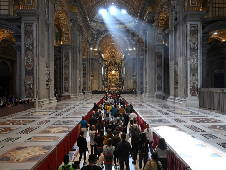 1000’s of believers are nonetheless ready to present Pope Francis for his funeral earlier than his funeral