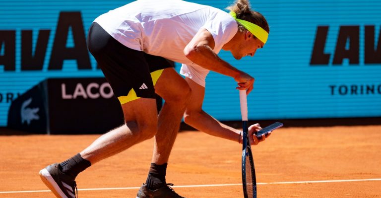 Tennis Star Alexander Zverev asks for the automated line of line judgment