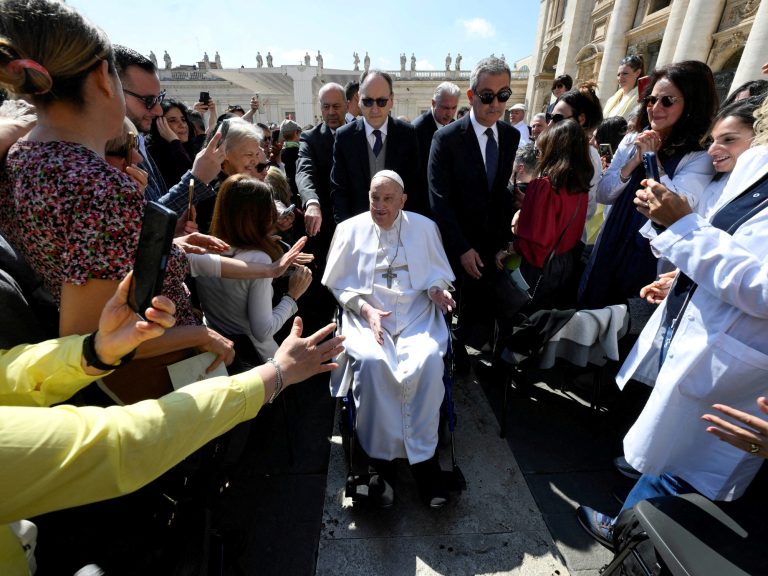 Pope Francis reappeared in Plaza de San Pedro and in 5 phrases prompted an emotional shock