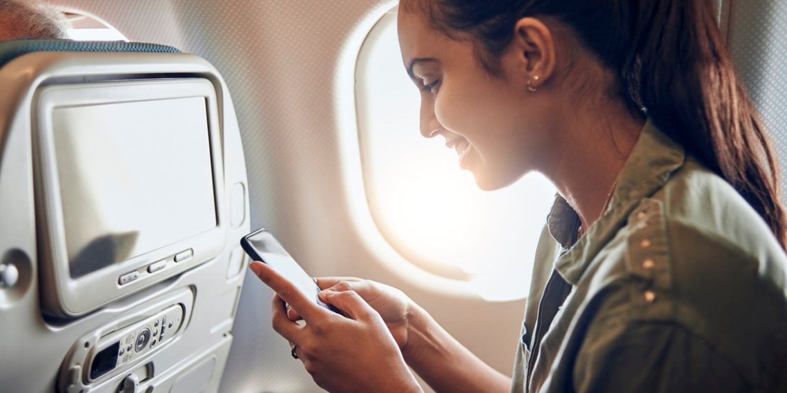Consultants clarify why you actually ought to put your telephone in airplane mode throughout a flight