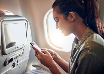 Consultants clarify why you actually ought to put your telephone in airplane mode throughout a flight