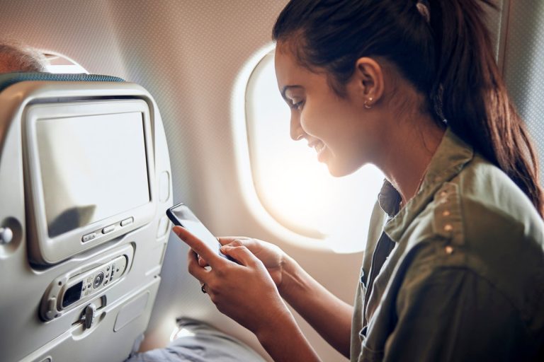Consultants clarify why you actually ought to put your telephone in airplane mode throughout a flight