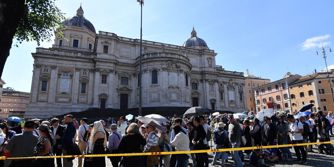 The presence of Argentines, among the many 1000’s of people that handed by the tomb of Ponti in Santa María