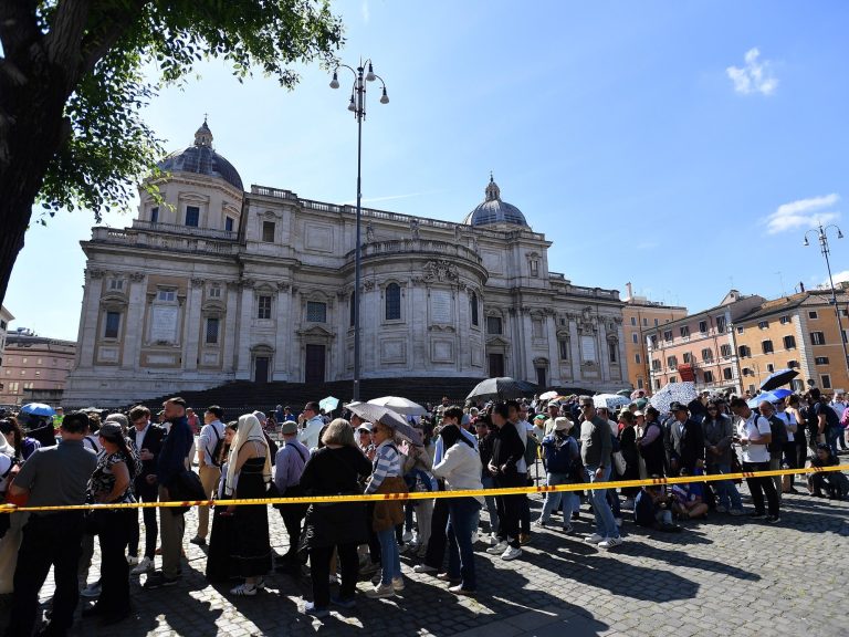 The presence of Argentines, among the many 1000’s of people that handed by the tomb of Ponti in Santa María