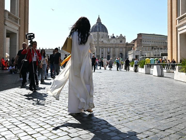 What number of pope had been Pedro from the apostle, who was youthful and taller? Curiosities of Papado’s story