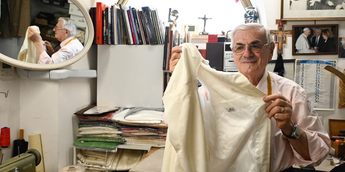 Tailor who works counter to have three white huts of various sizes for the opposite pope