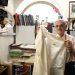 Tailor who works counter to have three white huts of various sizes for the opposite pope