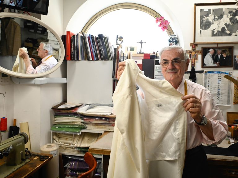 Tailor who works counter to have three white huts of various sizes for the opposite pope