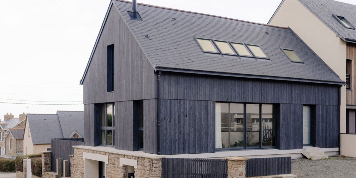 Darkish slabs of clothes wooden from Saint-Malo de Maab Architectes