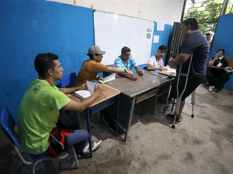 A divided nation already chooses between the continuity of Daniel Noboa or the return of “Corrresmus” with Luisa González