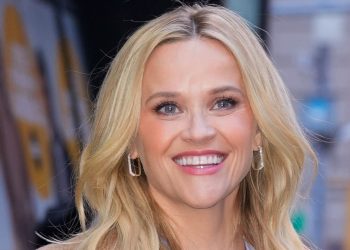 Spring climate sending your fashion right into a spin? Reese Witherspoon’s pointelle jumper and denims are the reply