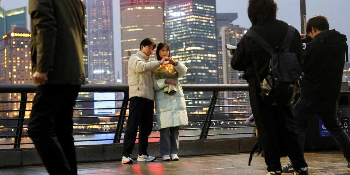 In the midst of the commerce conflict, the USA prohibits its diplomats to take care of shut relationships with Chinese language residents