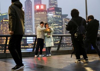 In the midst of the commerce conflict, the USA prohibits its diplomats to take care of shut relationships with Chinese language residents