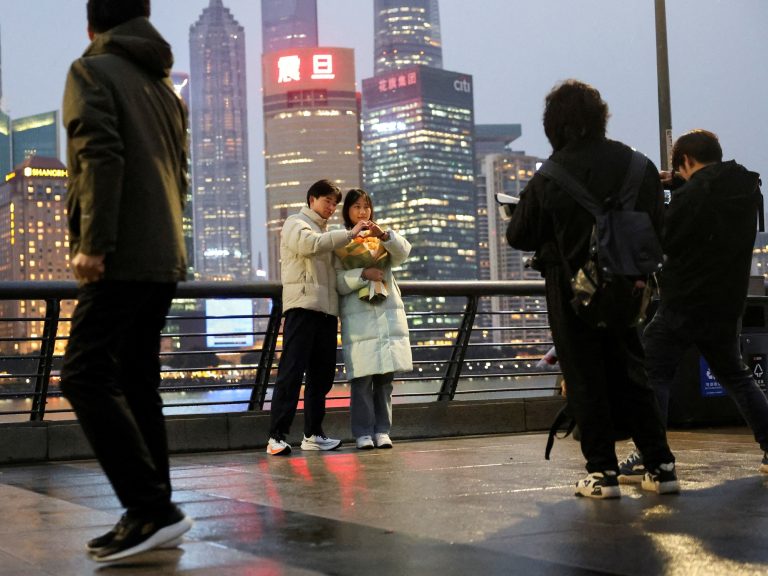 In the midst of the commerce conflict, the USA prohibits its diplomats to take care of shut relationships with Chinese language residents
