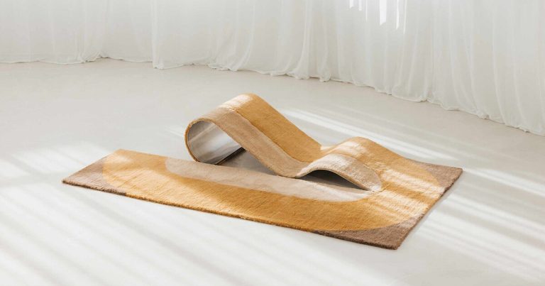 The sculptural day luggage seem from the woolen carpet with Budde weapon and Nando Studio
